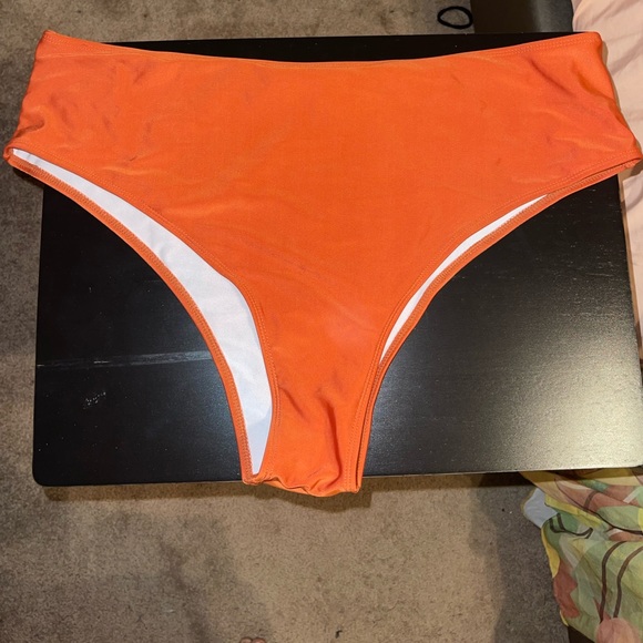 Plus size two piece strapless swimsuit - Picture 4 of 5